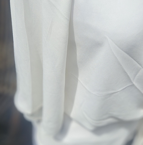 Express Women's Ivory Blouse Tie Front Keyhole Detail Flattering Fit Wmn's Sz M - Picture 2 of 8